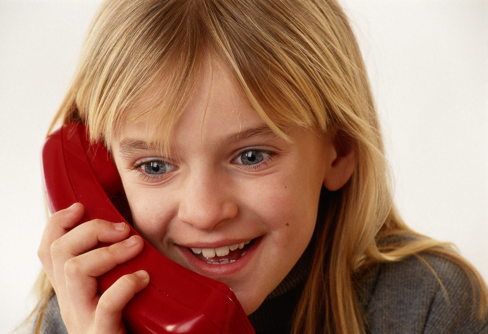 girl smiling on the telephone