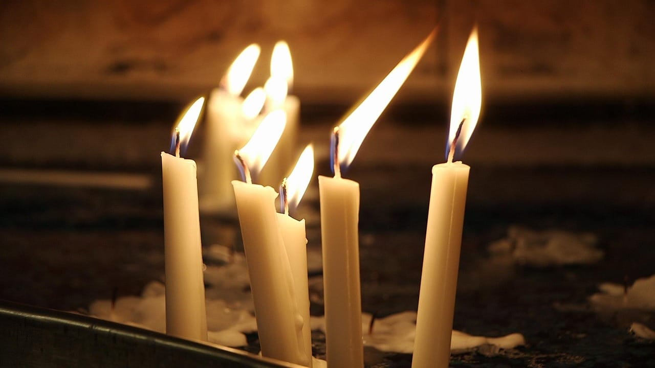 candles-dark-brackground